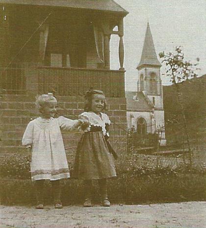 Presbytere avec temple au fond vers 1913